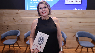 A escritora e professora da Unifor, Aila Sampaio, realizou o pré-lançamento da obra “Maria Olívia” na XV Bienal Internacional do Livro do Ceará (Foto: Ares Soares)