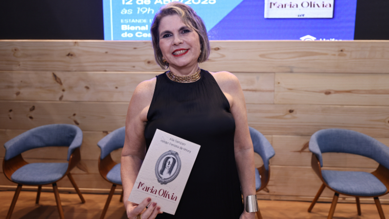 A escritora e professora da Unifor, Aila Sampaio, realizou o pré-lançamento da obra “Maria Olívia” na XV Bienal Internacional do Livro do Ceará (Foto: Ares Soares)
