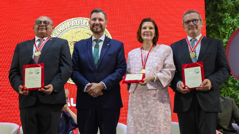 Ministro Teodoro Silva Santos, deputado Romeu Aldigueri, ministra Maria Elizabeth Guimarães Teixeira Rocha e procurador Martônio Mont'Alverne Barreto Lima (Foto: Érika Fonseca / Alece)