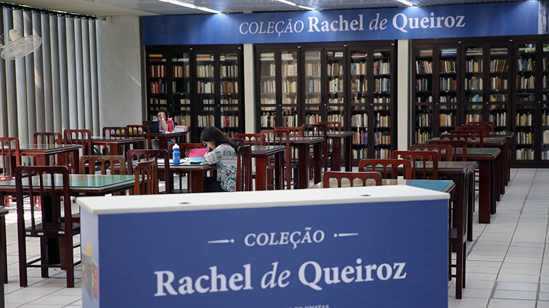 Coleção pessoal da escritora cearense Rachel de Queiroz traz livros autografados por importantes nomes literários (Foto: Ares Soares)