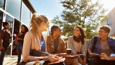 O programa voluntário conecta alunos da Unifor com estudantes estrangeiros, promovendo enriquecimento cultural, amizades e aprendizado de línguas (Foto: Getty images)