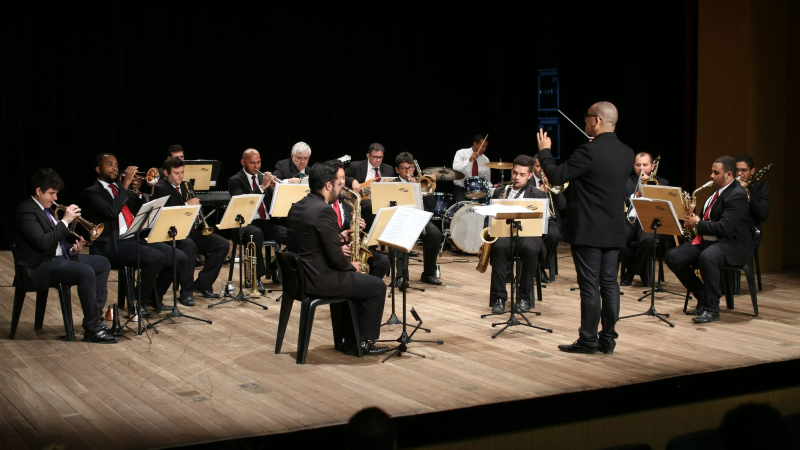 Com repertório eclético e apresentações de música instrumental e erudita, a Camerata da Unifor reúne músicos acompanhados por violinos, viola, violoncelo, flautas, clarinete, sax e piano (Foto: Ares Soares)