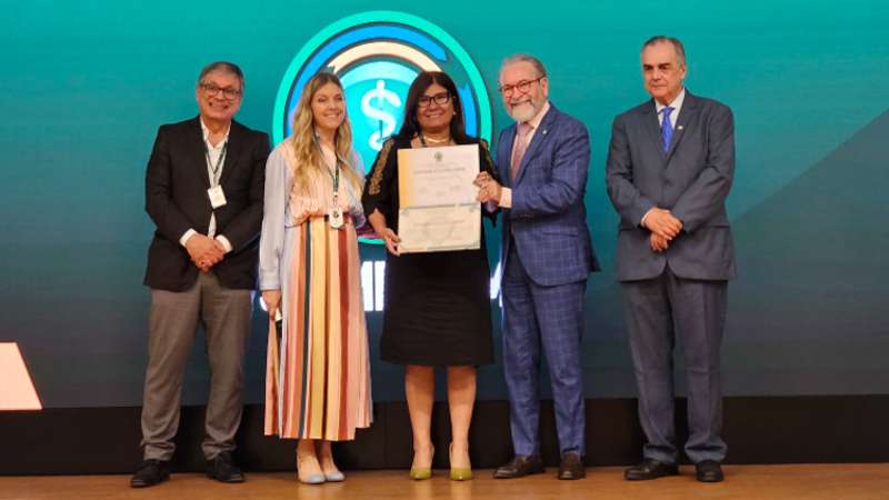 Rejane Brasil, professora e coordenadora do curso de Medicina da Unifor, esteve presente na solenidade para receber o documento (Foto: Conselho Federal de Medicina)