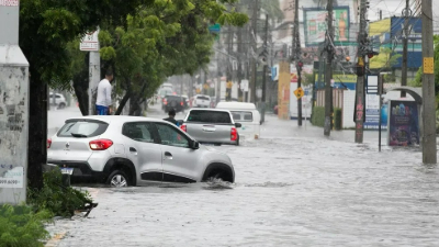 Em Fortaleza, pedestres e veículos circulam por ruas inundadas por contas das últimas chuvas (Foto: Kid Junior/SVM)