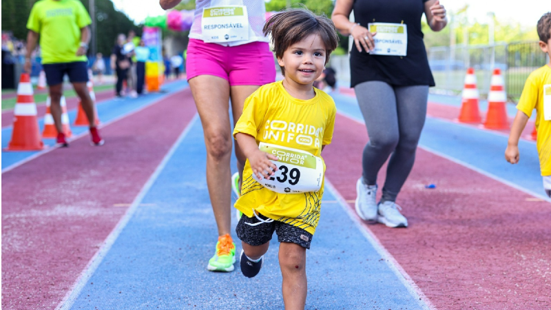 A Corrida Unifor conta com a modalidade Kids na sua programação, aproximando o público infantil e suas famílias da prática esportiva (Foto: Ares Soares)
