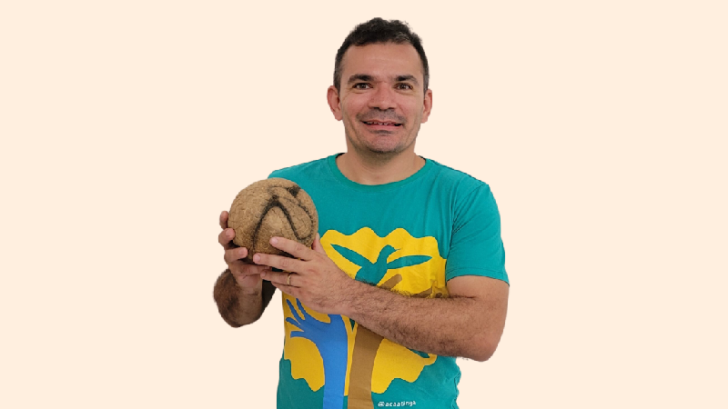 Na foto, Daniel segura um tatu-bola, animal símbolo da Caatinga (Foto: Arquivo pessoal)