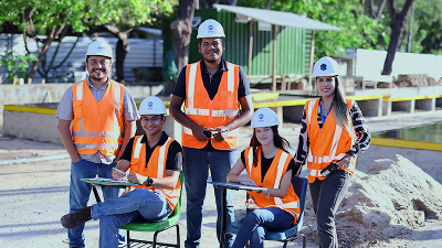 Os alunos Miguel, José e Larissa, assim como os egressos Ronaldo e Rafaella, fazem parte da equipe de obras do Complexo Cultural (Foto: Ares Soares)