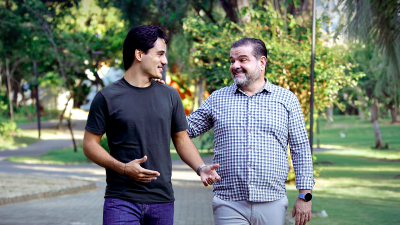 Entre salas de aula, laboratórios e áreas de convivência, pais e filhos compartilham a rotina universitária, dividem valores, inspiram trajetórias e mostram como a educação pode atravessar gerações na Unifor (Foto: Marjorie Zaranza)