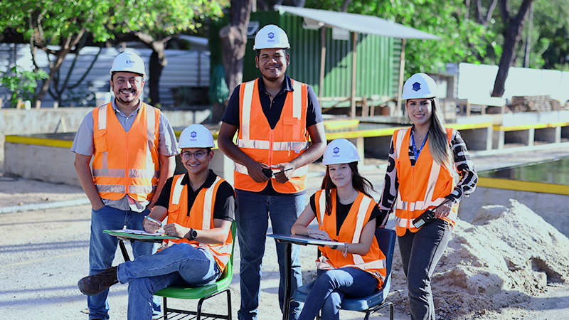 Os alunos Miguel, José e Larissa, assim como os egressos Ronaldo e Rafaella, fazem parte da equipe de obras do Complexo Cultural (Foto: Ares Soares)