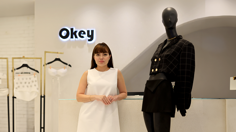 Egressa do curso de Design de Moda, Deli Trajano trabalha com moda autoral nas coleções de sua marca, a Okey (Foto: Ares Soares)