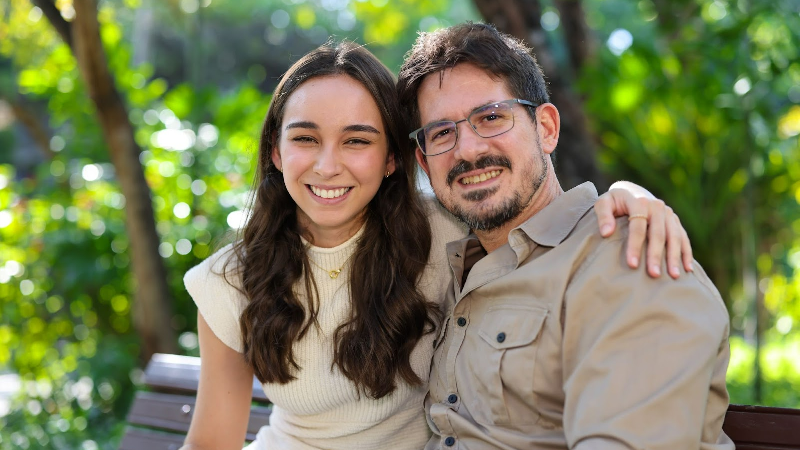 A aluna Gabriella Leite e seu pai, o professor Danilo Vasconcelos, um símbolo afetivo, marcado por amor e admiração (foto: Ares Soares)