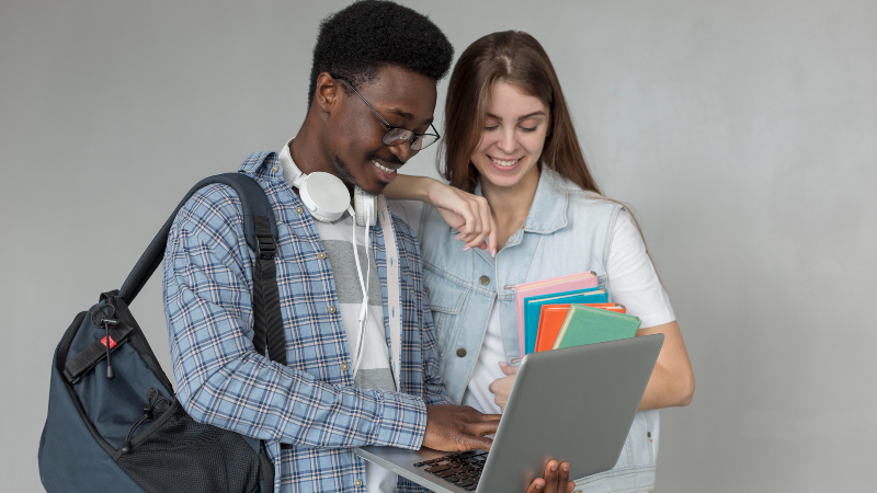 O Fies possibilita a formação de alunos em faculdades particulares, financiando o pagamento dos custos do curso para após a formação (Foto: Freepik)