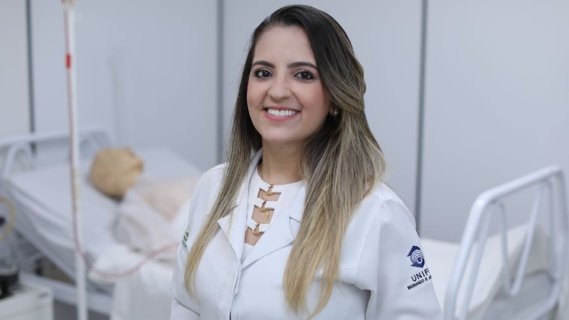 A professora Kiarelle Penaforte é também especialista em Enfermagem do Trabalho e docente do curso de especialização em Terapia Intensiva da Unifor (Foto: Ares Soares)