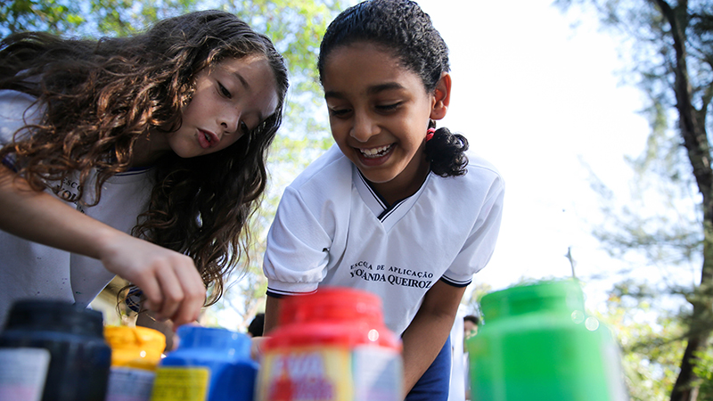 A matriz curricular é enriquecida com atividades como informática, artes plásticas, música, leitura e educação física. (Foto: Ares Soares)