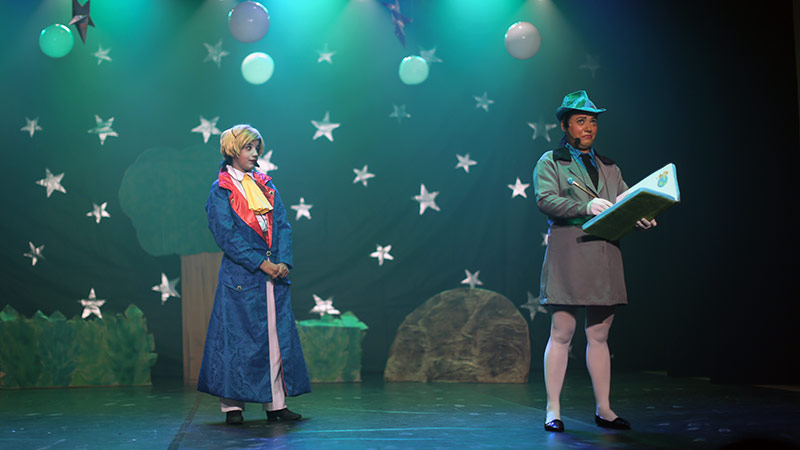 Apresentação aconteceu no Teatro Celina Queiroz para alunos do Instituto Beatriz e Lauro Fiuza e da Escola de Aplicação Yolanda Queiroz (Foto: Ares Soares/Unifor)