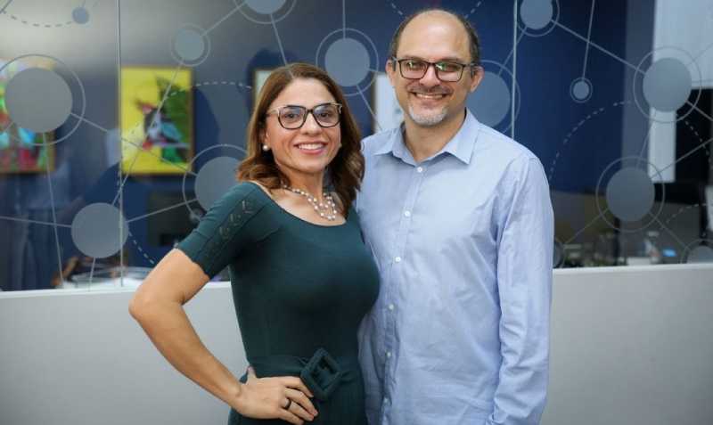 Os professores Cristina Moreira e Ângelo Roncalli, ambos do curso de Farmácia da Universidade de Fortaleza, participaram da ação. (Foto: Ares Soares)