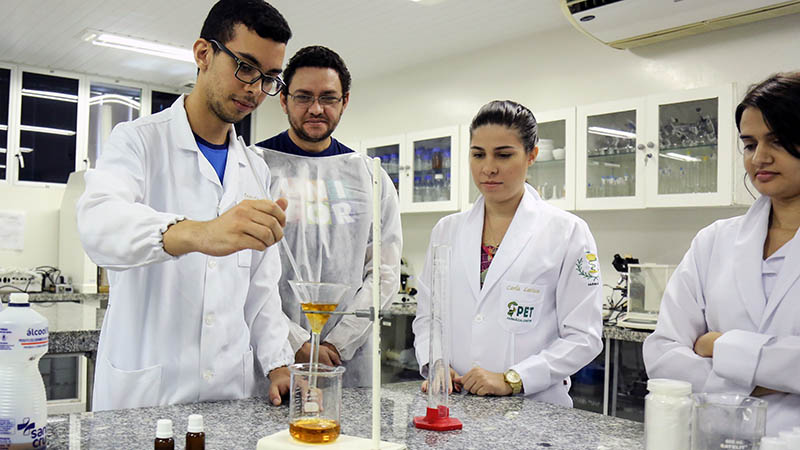 Professores da Unifor apresentarão a profissão de farmacêutico a interessados em conhecer a carreira (Foto: Ares Soares)