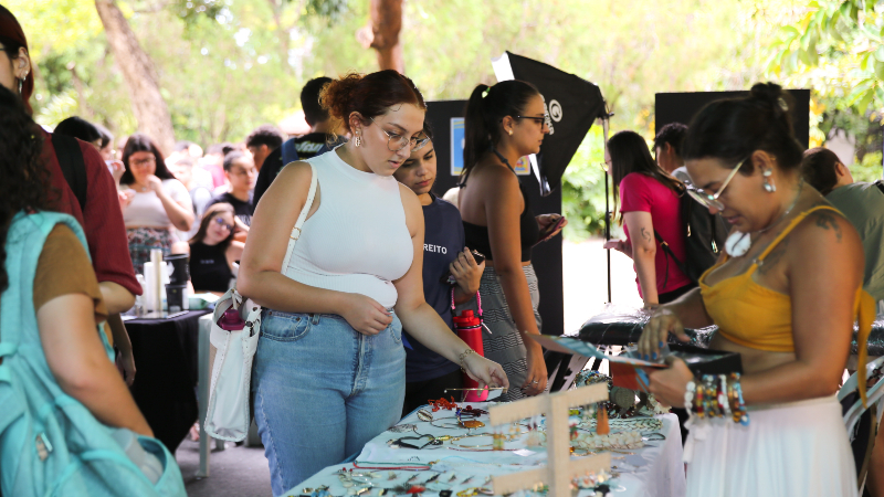 A Feira dos Artistas é uma das diversas iniciativas do curso de Design da Unifor voltadas para o empreendedorismo dos alunos (Foto: Maria Tereza)