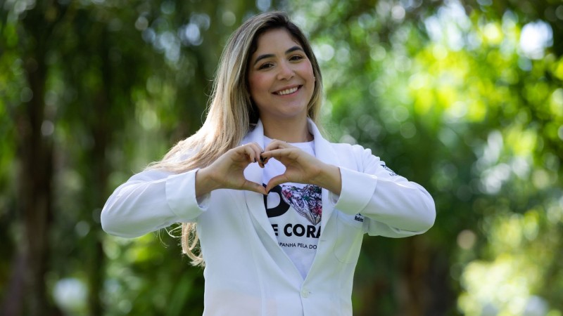 Matéria de capa destaca a importância dos profissionais da saúde na área de transplantes. Na foto, Ingrid Sarmento Guedes, aluna do curso de Medicina e presidente da Liga de Nefrologia Clínica e Transplante Renal (Foto: Ares Soares)