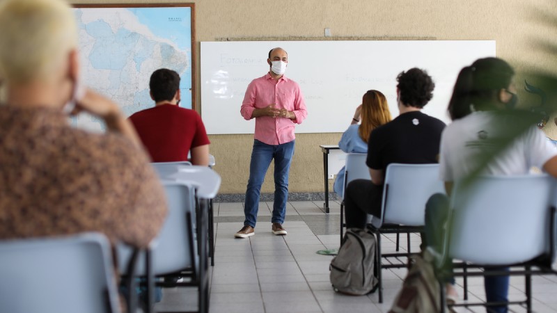 Edição reúne depoimentos de egressos da Unifor que se tornaram professores da instituição (Foto: Ares Soares)