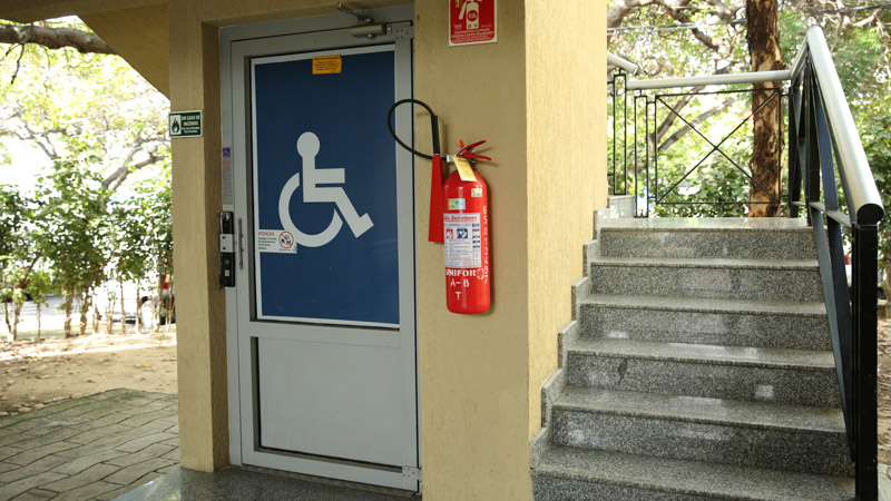 Campus da Universidade de Fortaleza dispõe de elevadores para a locomoção de pessoas com deficiência física (Foto: Ares Soares)