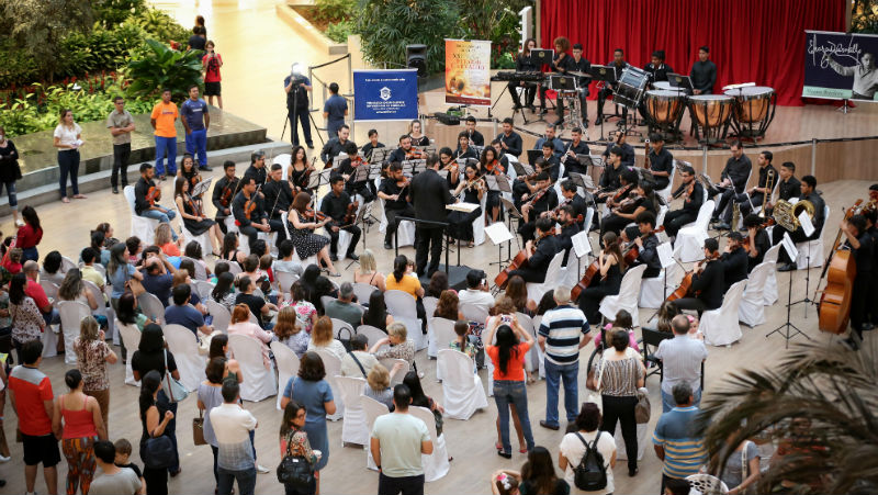 Música erudita para todos: concerto da Orquestra do Festival Eleazar de Carvalhou no shopping Iguatemi atraiu a atenção do público que passava pelo local (Foto: Ares Soares/Unifor)