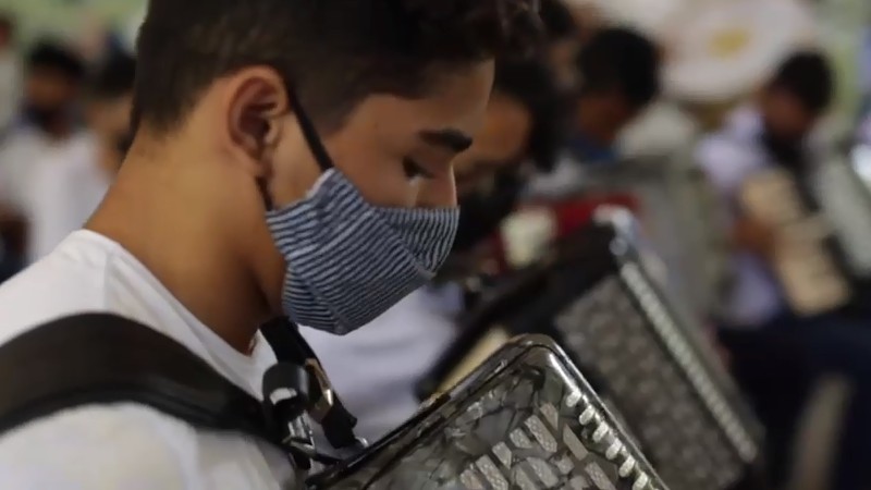 Durante o evento, os estudantes da Escola de Aplicação Yolanda Queiroz realizaram apresentação musical, marcando a retomada das atividades da Orquestra (Foto: TV Unifor/Reprodução)