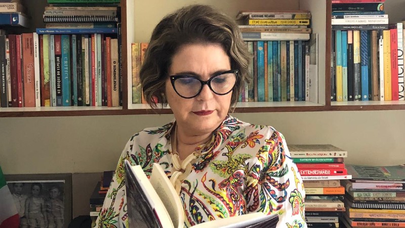 Aíla Sampaio, professora dos cursos de Cinema e Jornalismo da Unifor é uma das entrevistadas desta edição. Ela fala sobre sua paixão pela literatura (Foto: Arquivo pessoal)