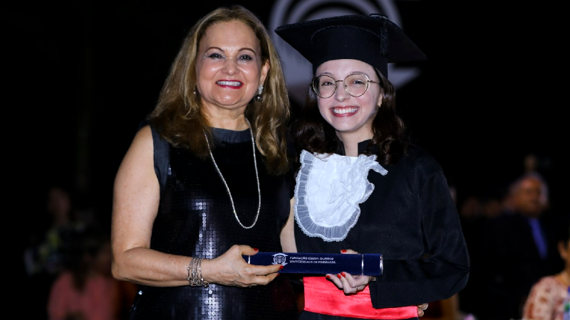 Juliana Sobreira, concludente com a maior média do Centro de Ciências Jurídicas (CCJ) da Unifor, ao lado de Lenise Queiroz, presidente da FEQ (Foto: Ares Soares)