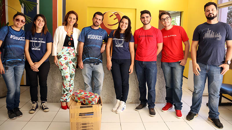 Os alunos e professores do Centro de Ciências Tecnológicas da instituição realizaram doação de latas de leite em pó, que foram arrecadadas durante inscrições de atividades acadêmicas  (Foto: Julia Rabay/Unifor)