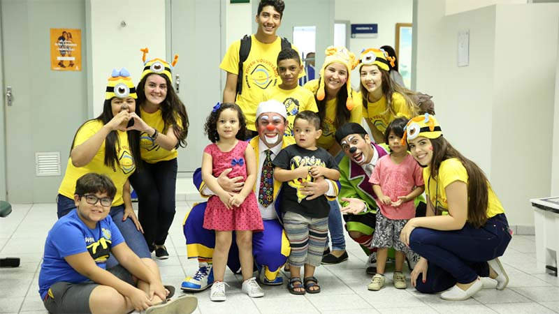 Os voluntários atuam uma vez por semana, no período de quatro horas, em instituições que beneficiam crianças, adolescentes e idosos (Foto: Ares Soares/Unifor)