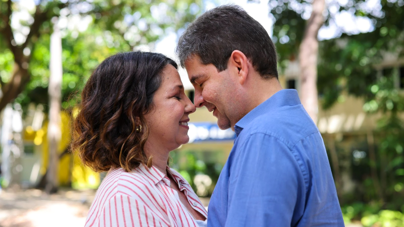 Docentes da Pós-Unifor, Luciana Maia e Fernando Viana encontraram no campo científico um ponto de convergência na relação a dois (Foto: Ares Soares)