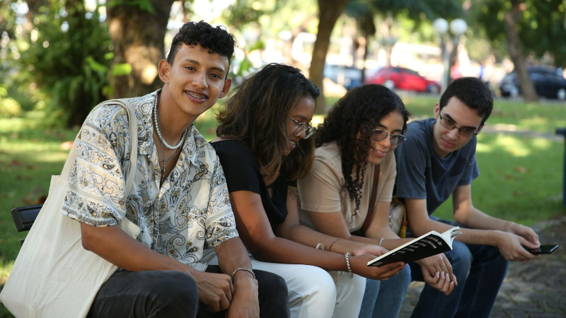 Estudantes estrangeiros e brasileiros compartilham espaços, experiências e diálogos por meio das pontes que a Universidade de Fortaleza oferece (Foto: Ísis Rebouças)