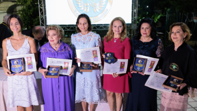 Karine Studart (representando Ana Maria Studart), Consuelo Dias Branco, Izolda Cela, Lenise Queiroz Rocha, Nailde Pinheiro Nogueira e Fátima Veras, agraciadas com a medalha Rachel de Queiroz (Foto: Lucas Plutarcho)