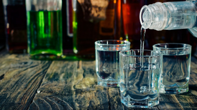 A maioria dos casos de intoxicação e morte por ingestão de metanol em bebidas adulteradas têm sido registradas em São Paulo, mas estão se espalhando por outros estados (Foto: Getty Images)