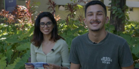 Neto Ferreira e Clara de Assis, estudantes do curso de Jornalismo, apresentam o programa desta semana (Foto: Arquivo pessoal)