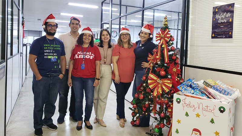 Nas datas escolhidas e principalmente no dia 25 de dezembro, o amor é distribuído em forma de doações, kits, músicas, sorrisos e abraços. Foto: Lorena Silva.