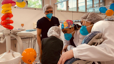 Professores e estudantes de Odontologia da Unifor participam dos atendimentos no Programa de Atendimento Multidisciplinar ao Paciente Especial (Foto: Arquivo pessoal)