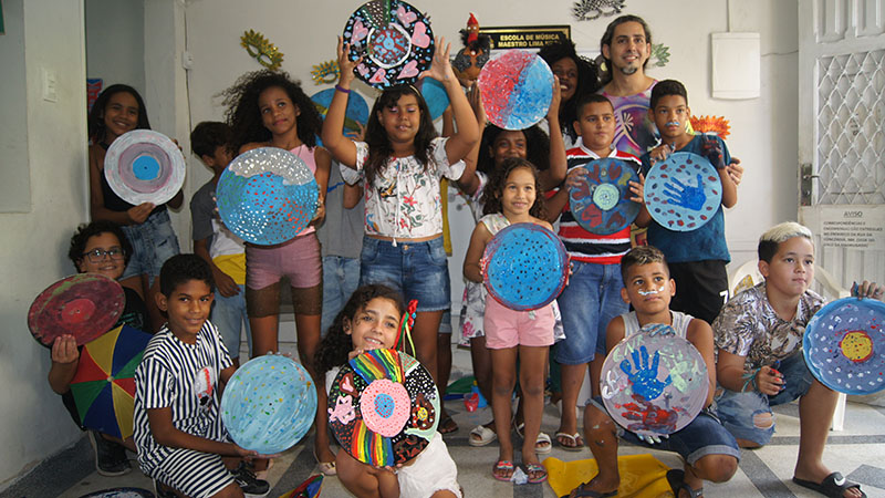 O trabalho começa com contação de história e dinâmicas de integração para que a turminha se sinta à vontade de se expressar por meio das tintas. Foto: Divulgação.