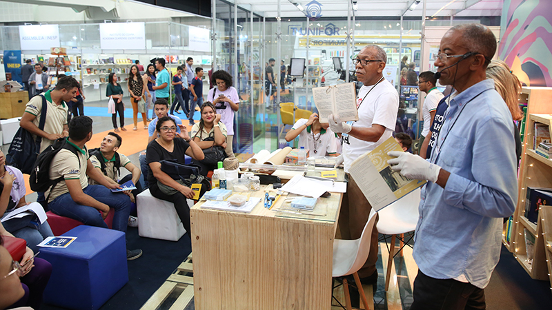 A Oficina de Restauro e Conservação de Livros reuniu uma turma no stand da Unifor para discutir sobre formas de preservação de obras. Foto: Ares Soares.