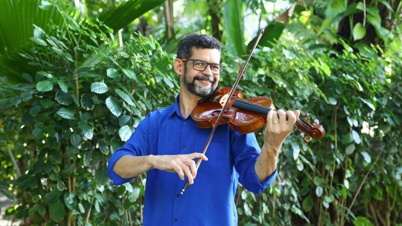 Mestre em Arte da Música, Marcus Vinicius participou do nascimento da Camerata, em 1996, quando ainda era aluno de Direito na Unifor (Foto: Marjorie Zaranza)