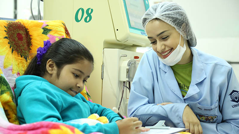 A iniciativa tem o intuito de amenizar o sofrimento dessas pessoas durante os tratamentos e suprir a deficiência na formação escolar desses pacientes. Foto: Ares Soares.