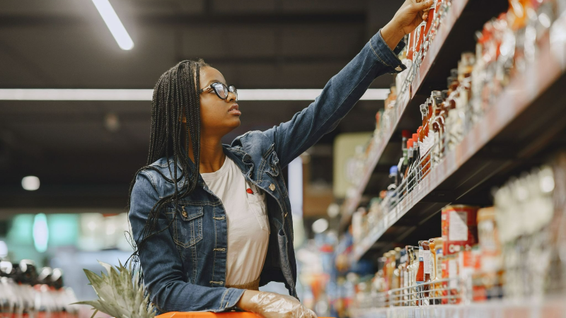O aumento do preço dos alimentos frescos e in natura acaba empurrando parte da população para o consumo de ultraprocessados, que são mais baratos e possuem pouco valor nutricional (Foto: Gustavo Fring/Pexels)