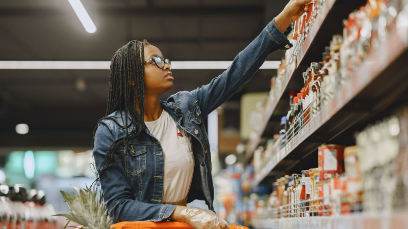O aumento do preço dos alimentos frescos e in natura acaba empurrando parte da população para o consumo de ultraprocessados, que são mais baratos e possuem pouco valor nutricional (Foto: Gustavo Fring/Pexels)