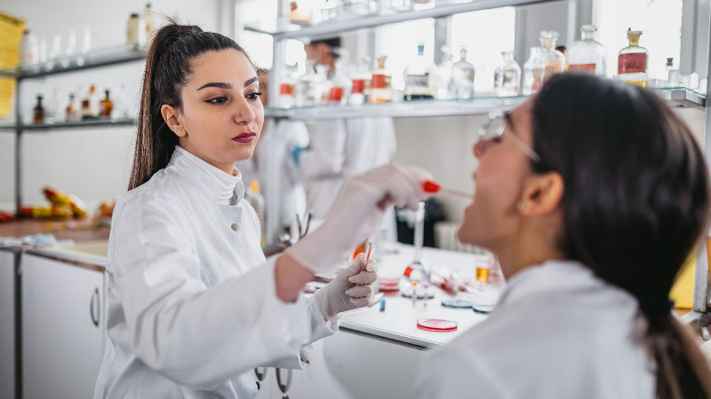 O projeto conta com a participação de professores e estudantes dos cursos de Farmácia e Odontologia da Unifor (Foto: Getty Images)