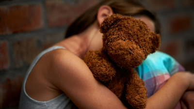 Dados do Ministério da Saúde apontam que o Brasil registrou 59.887 casos de violência sexual contra crianças e adolescentes em 2025. Nos últimos 11 anos, foram 422.994 notificações em todo o país. (Foto: Getty Images)