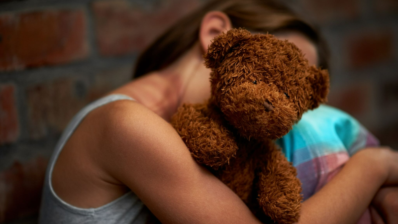 Dados do Ministério da Saúde apontam que o Brasil registrou 59.887 casos de violência sexual contra crianças e adolescentes em 2025. Nos últimos 11 anos, foram 422.994 notificações em todo o país. (Foto: Getty Images)
