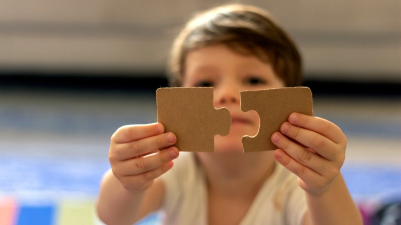 O debate se desenrola sobre a realidade na qual os cuidados com o bebê e a criança são cada vez mais terceirizados e negligenciados. (Foto: Getty Images)