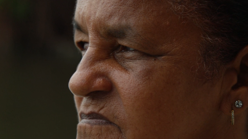O documentário apresenta a história de Maria Neusa Lima, que faz parte da comunidade Boca da Barra, do bairro Sabiaguaba (Foto: Tom Vital)