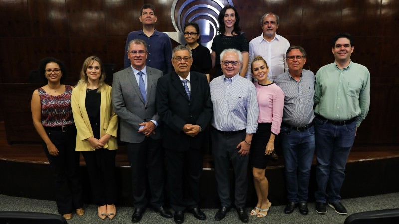 Luiz Antônio Campos Corrêa (ao centro), reitor da Ciesa, junto ao corpo docente do Doutorado Interinstitucional em Administração. (Foto: Ares Soares)